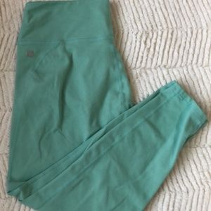 High-Waisted Solid PowerHold Capri leggings